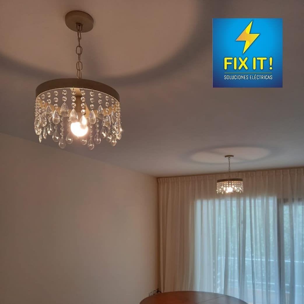Lámpara de hierro color champagne con caireles de vidrio de 10Mil11, colocada por FIX IT!